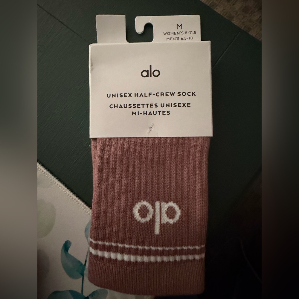 ALO Yoga Men's/Women's Half-Crew Sock in Dusty Rose with White Logo